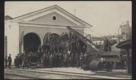Warsztaty naprawcze w Łapach, 1920. Na fotografii pracownicy na tle parowozu oraz ciekawy dźwig torowy
